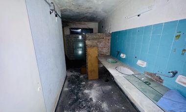 Galpón comercial sobre avenida.