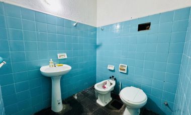 Galpón comercial sobre avenida.