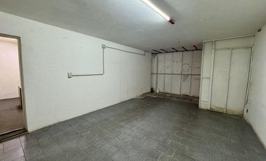 Galpón comercial sobre avenida.