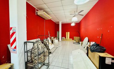 Galpón comercial sobre avenida.