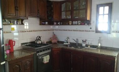 Casa en venta - 3 Dormitorios 2 Baños - Cochera - 225Mts2 - Berazategui