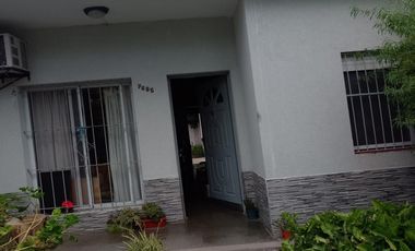 Casa en venta - 3 Dormitorios 2 Baños - Cochera - 225Mts2 - Berazategui