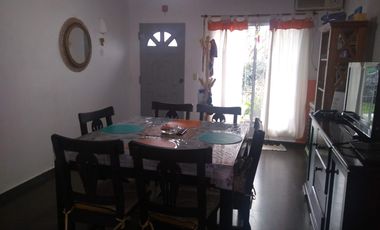 Casa en venta - 3 Dormitorios 2 Baños - Cochera - 225Mts2 - Berazategui