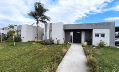 VENTA CASA SAN SEBASTIAN AREA 1 -