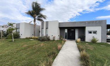 VENTA CASA SAN SEBASTIAN AREA 1 -