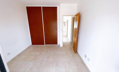 Departamento super amplio de dos ambientes con cochera en alquiler.