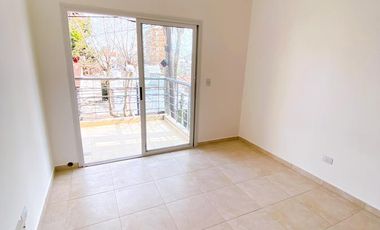 Departamento super amplio de dos ambientes con cochera en alquiler.