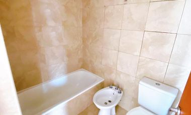 Departamento super amplio de dos ambientes con cochera en alquiler.