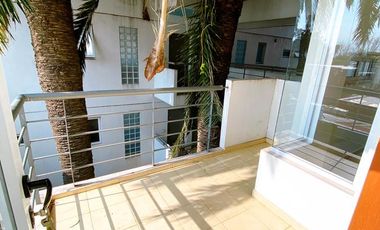 Departamento super amplio de dos ambientes con cochera en alquiler.