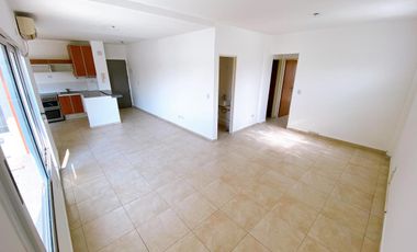 Departamento super amplio de dos ambientes con cochera en alquiler.