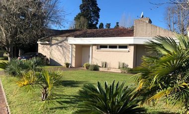 Casa en venta - 3 Dormitorios 3 Baños - Cochera - 1.044Mts2 - Berazategui