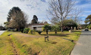 Casa en venta - 3 Dormitorios 3 Baños - Cochera - 1.044Mts2 - Berazategui