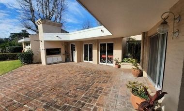 Casa en venta - 3 Dormitorios 3 Baños - Cochera - 1.044Mts2 - Berazategui