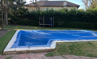 Casa en venta - 3 Dormitorios 3 Baños - Cochera - 1.044Mts2 - Berazategui