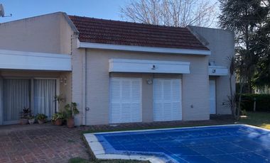 Casa en venta - 3 Dormitorios 3 Baños - Cochera - 1.044Mts2 - Berazategui