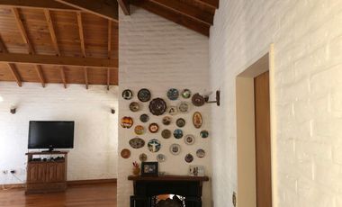 Casa en venta - 3 Dormitorios 3 Baños - Cochera - 1.044Mts2 - Berazategui