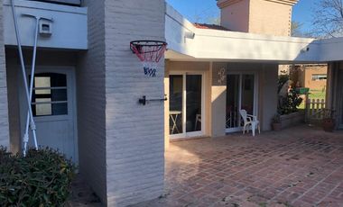 Casa en venta - 3 Dormitorios 3 Baños - Cochera - 1.044Mts2 - Berazategui