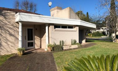 Casa en venta - 3 Dormitorios 3 Baños - Cochera - 1.044Mts2 - Berazategui