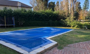 Casa en venta - 3 Dormitorios 3 Baños - Cochera - 1.044Mts2 - Berazategui