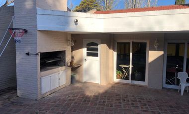 Casa en venta - 3 Dormitorios 3 Baños - Cochera - 1.044Mts2 - Berazategui