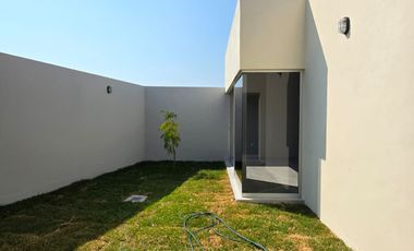 RESIDENCIA EN VENTA, 1 PLANTA, 3 RECÁMARAS, 2 BAÑOS, 2 MEDIOS BAÑOS, COCHERA.