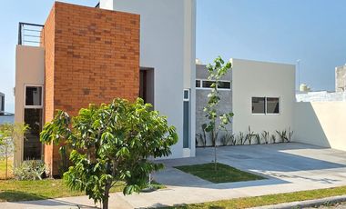 RESIDENCIA EN VENTA, 1 PLANTA, 3 RECÁMARAS, 2 BAÑOS, 2 MEDIOS BAÑOS, COCHERA.