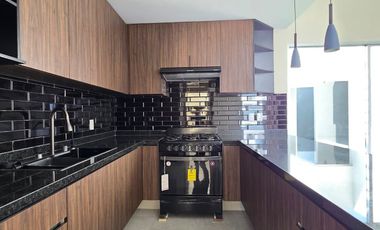 RESIDENCIA EN VENTA, 1 PLANTA, 3 RECÁMARAS, 2 BAÑOS, 2 MEDIOS BAÑOS, COCHERA.