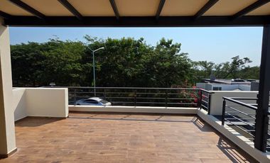 RESIDENCIA EN VENTA, 1 PLANTA, 3 RECÁMARAS, 2 BAÑOS, 2 MEDIOS BAÑOS, COCHERA.