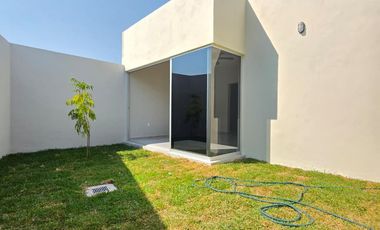 RESIDENCIA EN VENTA, 1 PLANTA, 3 RECÁMARAS, 2 BAÑOS, 2 MEDIOS BAÑOS, COCHERA.