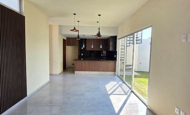RESIDENCIA EN VENTA, 1 PLANTA, 3 RECÁMARAS, 2 BAÑOS, 2 MEDIOS BAÑOS, COCHERA.
