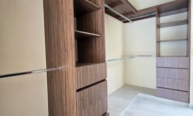 RESIDENCIA EN VENTA, 1 PLANTA, 3 RECÁMARAS, 2 BAÑOS, 2 MEDIOS BAÑOS, COCHERA.