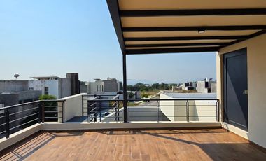 RESIDENCIA EN VENTA, 1 PLANTA, 3 RECÁMARAS, 2 BAÑOS, 2 MEDIOS BAÑOS, COCHERA.