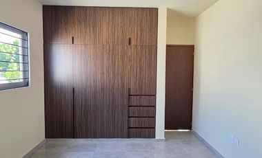 RESIDENCIA EN VENTA, 1 PLANTA, 3 RECÁMARAS, 2 BAÑOS, 2 MEDIOS BAÑOS, COCHERA.