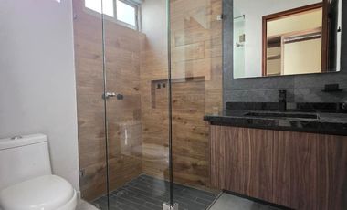 RESIDENCIA EN VENTA, 1 PLANTA, 3 RECÁMARAS, 2 BAÑOS, 2 MEDIOS BAÑOS, COCHERA.