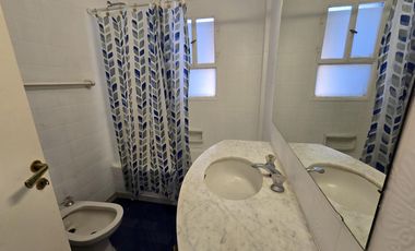 Edificio Rivarola en zona de la Isla, departamento muy amplio con palier privado