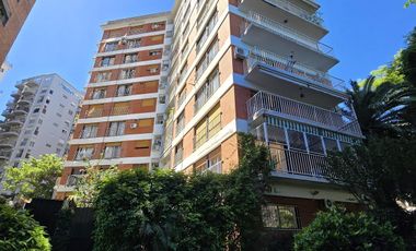 Edificio Rivarola en zona de la Isla, departamento muy amplio con palier privado