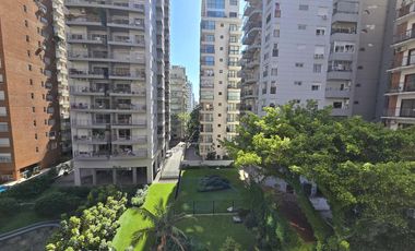 Edificio Rivarola en zona de la Isla, departamento muy amplio con palier privado