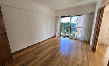 Edificio Rivarola en zona de la Isla, departamento muy amplio con palier privado