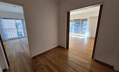 Edificio Rivarola en zona de la Isla, departamento muy amplio con palier privado