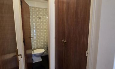 Edificio Rivarola en zona de la Isla, departamento muy amplio con palier privado