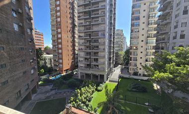 Edificio Rivarola en zona de la Isla, departamento muy amplio con palier privado