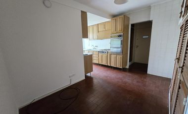 Edificio Rivarola en zona de la Isla, departamento muy amplio con palier privado