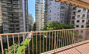 Edificio Rivarola en zona de la Isla, departamento muy amplio con palier privado