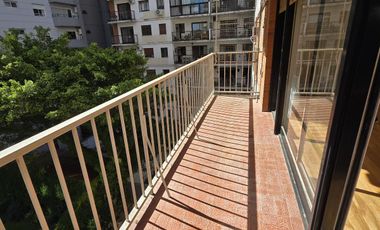 Edificio Rivarola en zona de la Isla, departamento muy amplio con palier privado