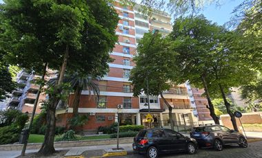 Edificio Rivarola en zona de la Isla, departamento muy amplio con palier privado