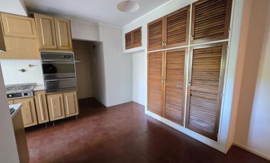 Edificio Rivarola en zona de la Isla, departamento muy amplio con palier privado