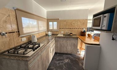 Propiedad con quincho y pileta en La Caleta, 3 ambientes