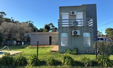 Propiedad con quincho y pileta en La Caleta, 3 ambientes