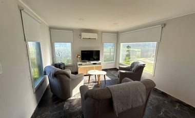 Propiedad con quincho y pileta en La Caleta, 3 ambientes