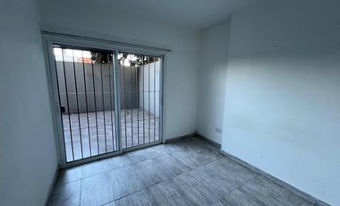 Departamento de dos ambientes con patio en Alquiler en Wilde